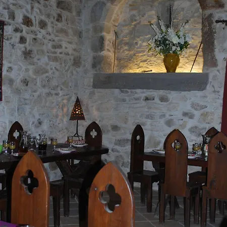 Demi-chateau De Paulignan Pour 15 Personnes *